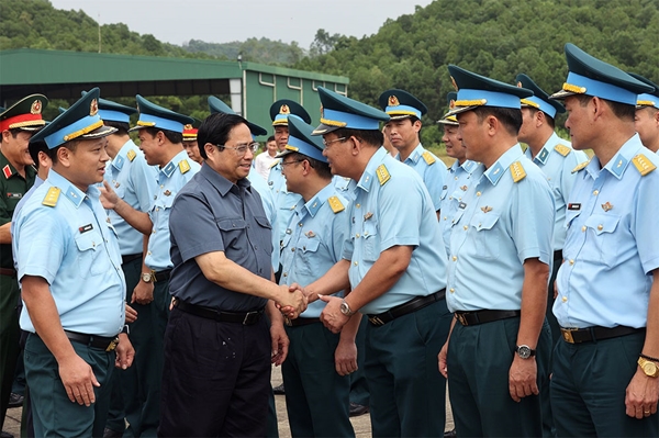 Thủ tướng Phạm Minh Chính thăm Trung đoàn Không quân 921 và sân bay Yên Bái